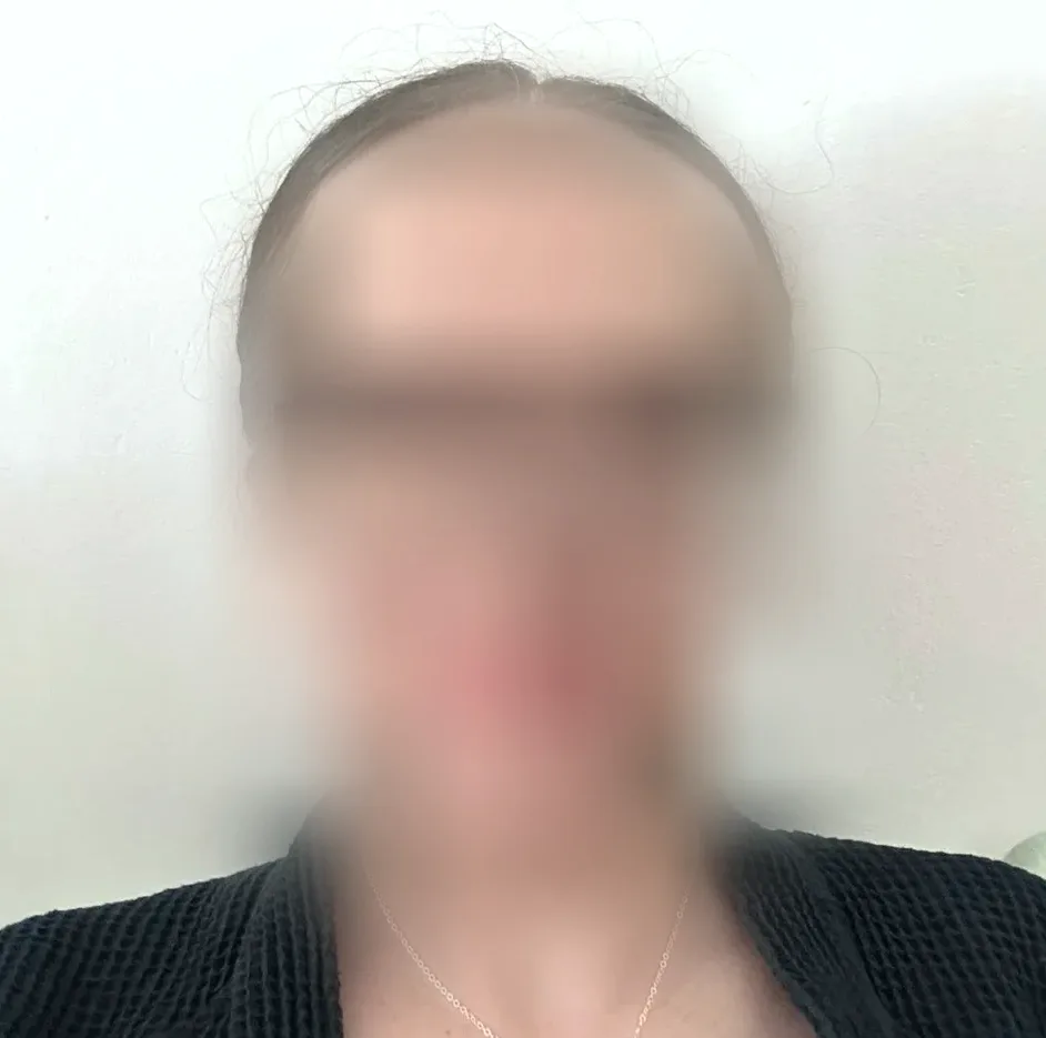 Büsra, 28