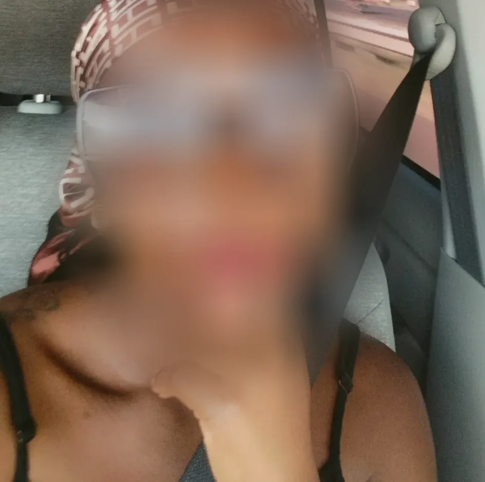 Manuela, 29